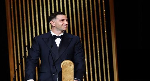 إيميليانو مارتينيز يتوج بجائزة أفضل حارس مرمى في العالم لعام 2024